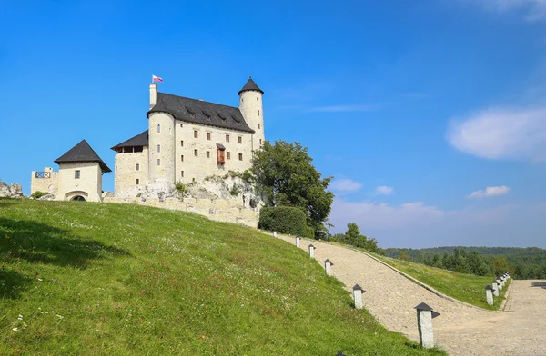 Vista panorâmica do castelo medieval na aldeia Bobolice. Polónia — Fotografia de Stock