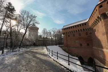 Kış görünümü Florian kapısı Krakow / Polonya