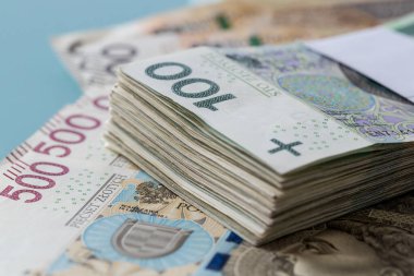 100 zloti 'lik Polonya banknotlarından oluşan bir dosya. Üzerinde 500 zloti olan bir bando var.