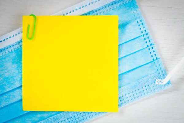 Προστατευτική Μάσκα Antivirus Λευκή Κίτρινη Κάρτα Χώρο Για Κείμενο Έννοια — Φωτογραφία Αρχείου
