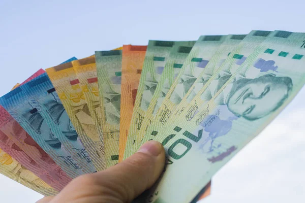 Kostaryka Pieniądze Trzymane Rękach Przeciwko Niebu — Zdjęcie stockowe