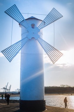 Swinoujscie 'deki beyaz deniz feneri. Baltık Denizi kıyıları