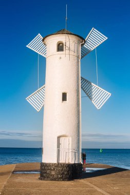 Swinoujscie 'deki beyaz deniz feneri. Baltık Denizi kıyıları