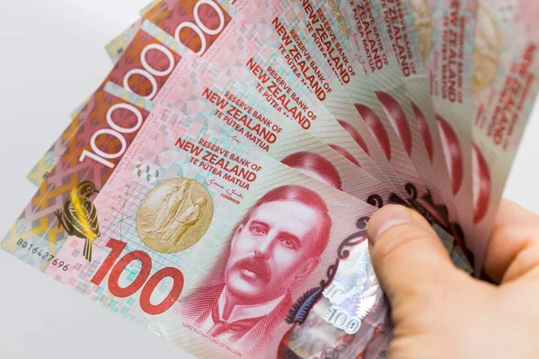 ニュージーランドのお金 手に100ドル札の大規模な量 — ストック写真
