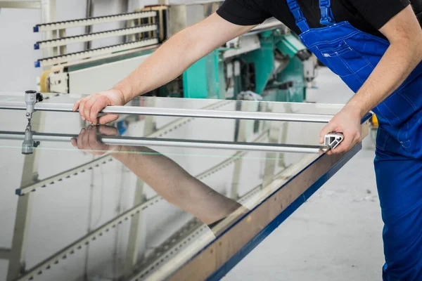 Glaziger Snijdt Het Glas Met Een Speciaal Gereedschap Glaswerk — Stockfoto