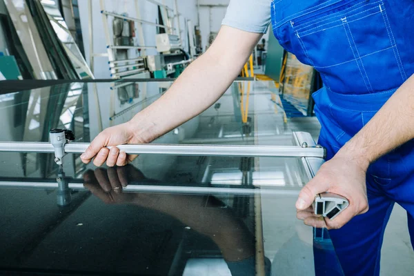 Petugas Glazier Memotong Kaca Dengan Alat Khusus Glassworks — Stok Foto