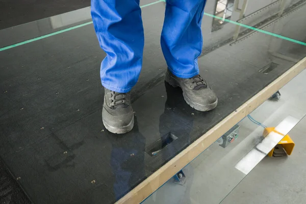 Travailleur Tient Debout Sur Une Vitre Épaisse Durable Verre Trempé — Photo