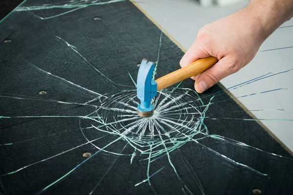 Romper Vidrio Seguridad Con Martillo — Foto de Stock