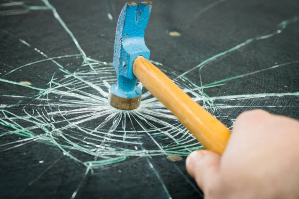 Romper Vidrio Seguridad Con Martillo — Foto de Stock