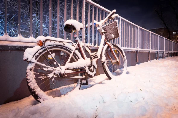 Uma Bicicleta Coberta Neve Conceito Mudança Climática Rápida Ataque Inverno — Fotografia de Stock