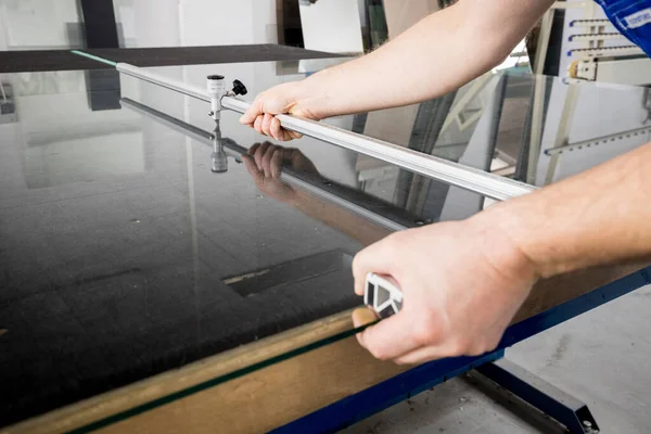 Glazier Memotong Kaca Dengan Kereta Luncur Meja Profesional Tempat Kerja — Stok Foto