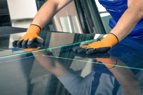 Trabalhador Corta Quebra Vidro Uma Mesa Profissional Local Trabalho — Fotografia de Stock