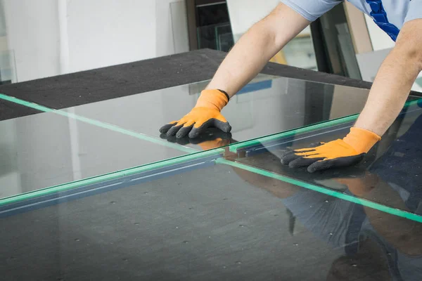 Een Werknemer Snijdt Breekt Glas Een Professionele Tafel Een Werkplek — Stockfoto