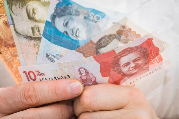 Kolumbijskie Peso Pieniądze Trzymane Rękach Mężczyzny — Zdjęcie stockowe
