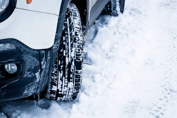 Roda Carro Coberta Neve Condições Difíceis Estrada Inverno Espaço Vazio — Fotografia de Stock