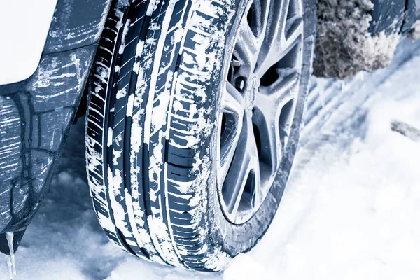 Pokryte Śniegiem Koło Samochodu Trudne Zimowe Warunki Drogowe — Zdjęcie stockowe