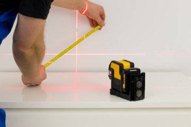 Duvardaki çizgiler, inşaat ölçümleri ve iç mimari çalışmalar sırasında açıları belirlemek için kullanılan elektronik lazerle işaretlenmiş. 