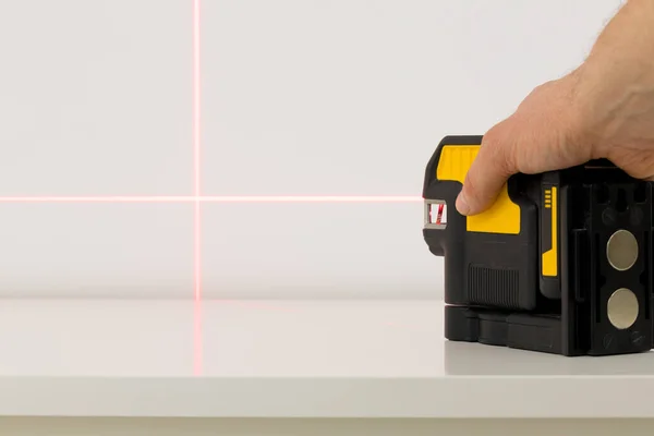 Especialista Usa Laser Eletrônico Para Verificar Ângulos Retos Linhas Enquanto — Fotografia de Stock
