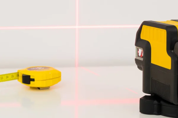 Čáry Stěně Označené Elektronickým Laserem Pro Stanovení Úhlů Při Stavebních — Stock fotografie