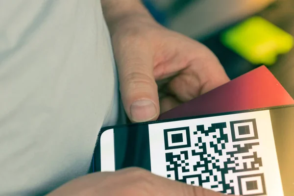 Podróżni Posiadający Paszport Telefon Kodem Wskazującym Szczepienie Przeciwko Koronawirusowi — Zdjęcie stockowe