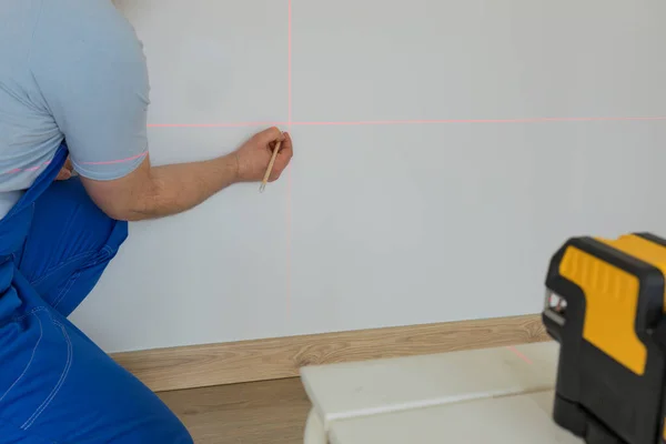 Spécialiste Marque Point Sur Mur Avec Laser Électronique — Photo