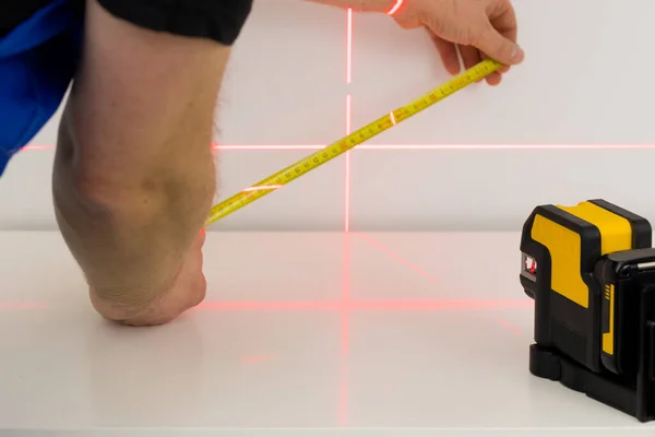 Ein Spezialist Misst Mit Einem Elektronischen Laser Die Winkel — Stockfoto