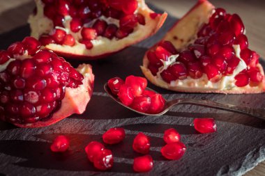 Sulu nar suyu. Mutfakta doğal görünüm, meyve parçaları sağlıklı ve vitamin dolu. 