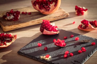 Sulu nar suyu. Mutfakta doğal görünüm, meyve parçaları sağlıklı ve vitamin dolu. 