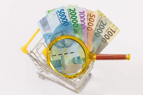 Minyatür Bir Alışveriş Arabası Endonezya Parası Büyüteç Ekonomi Konsepti Yükselen — Stok fotoğraf