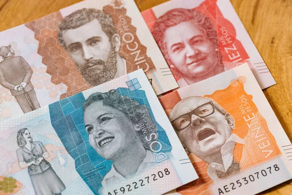 2, 5, 10 ve 20 bin pezoluk Kolombiya banknotları 