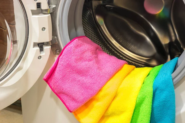 Πολύχρωμες Πετσέτες Ξαπλωμένες Ένα Ανοικτό Πλυντήριο Ρούχων — Φωτογραφία Αρχείου