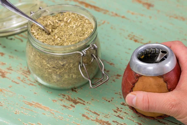 Una Mano Sosteniendo Recipiente Tradicional Yerba Mate Junto Frasco Lleno —  Fotos de Stock