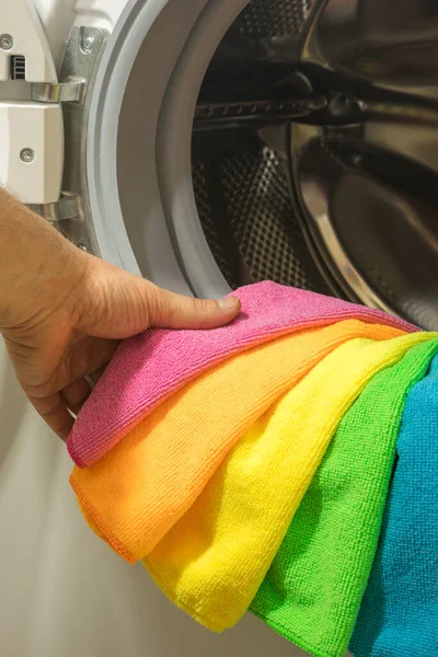 Πρόσωπο Που Βγάζει Χρωματιστές Πετσέτες Από Πλυντήριο — Φωτογραφία Αρχείου