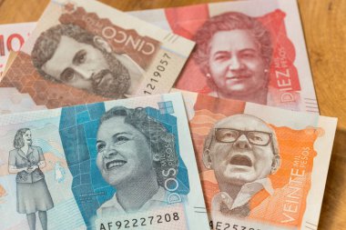 2, 5, 10 ve 20 bin pezoluk Kolombiya banknotları 