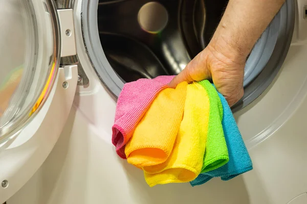 Πρόσωπο Που Βγάζει Χρωματιστές Πετσέτες Από Πλυντήριο — Φωτογραφία Αρχείου