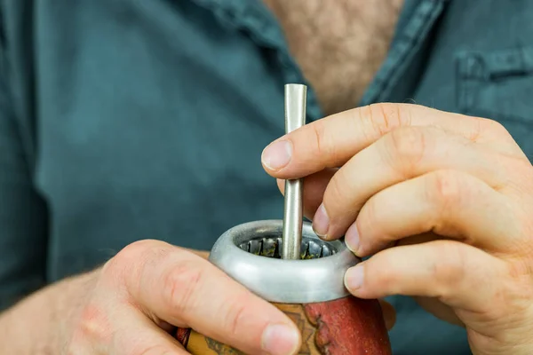 Güney Amerika Kullanılan Bombbilla Materyo Ile Yerba Mate Demleyip Içmenin — Stok fotoğraf