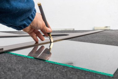 Camcı, camı elle tutulan bir kesici aletle keser. El işi fabrikası, kapatın. 