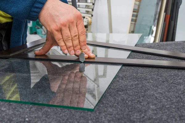 Der Glaser Schneidet Das Glas Mit Einem Handschneider Handwerksbetrieb Aus — Stockfoto