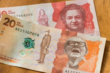 Kolombiya banknotları 10 ve 20 bin pezo.