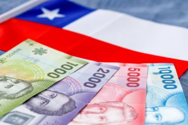 Ulusal bayrağın arka planında Şili parası, çeşitli banknotlar, ekonomi ve iş konsepti 