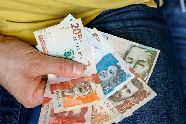 Тримали Руках Колумбійські Гроші Песо Різні Банкноти Економічна Концепція — стокове фото