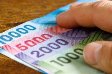 Şili 'nin para birimi. El paranın üzerinde uzanıyor. Çeşitli kağıt banknotlar. İş ve mali konsept 