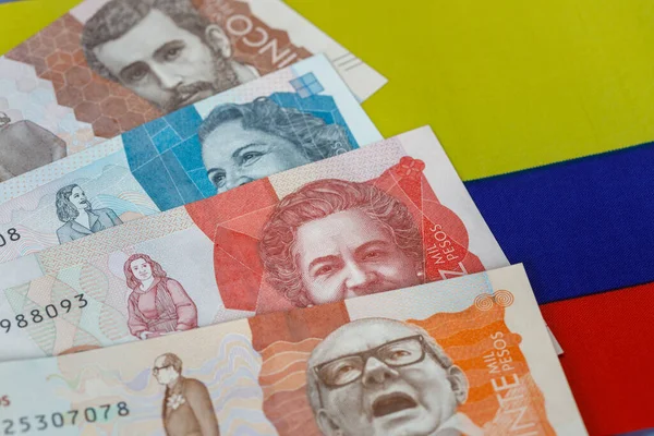 Банкноты Колумбии Фоне Национального Флага — стоковое фото
