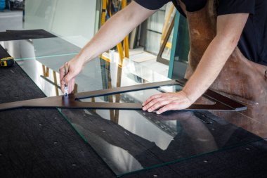 Cam atölyesi, Glazier cam şeffaf bir bıçak ve açıyla kesiyor. 