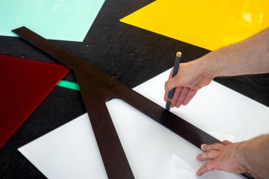 Renkli cam. Camlar boyalı camları keser. 