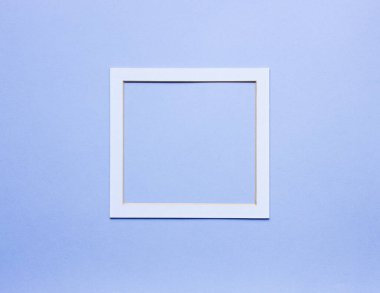 Hafif mor arkaplanın ortasında beyaz paspart çerçeve, yaratıcı düzen, metin için alan, Üst görünüm