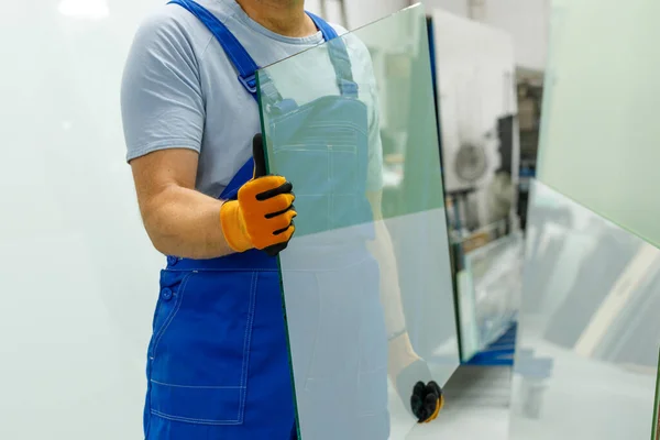 Glazer Draagt Het Glas Glasfabriek — Stockfoto