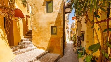 Yunanistan 'ın Girit adasındaki eski Chania kasabasında romantik bir ara sokak 