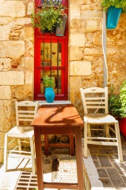 Güneşli bir günde, tarihi bir sokakta iki sandalyeli bir masa kasvetli ve romantik bir yer. 