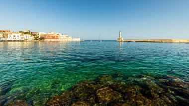 Girit adasındaki Hanya, gök mavisi su ve deniz yolculuğu. 